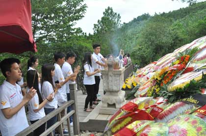 Delegates of Vietnam Summer Camp 2015 visit General Vo Nguyen Giap’s grave